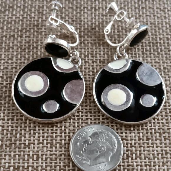 Vintage Screwback Black & Cream silver tone Enamel Dangle Earrings - Picture 4 of 6